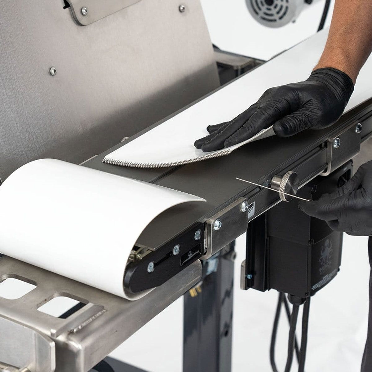 Munch Machine Conveyor Single Bucker Rolling to the Right