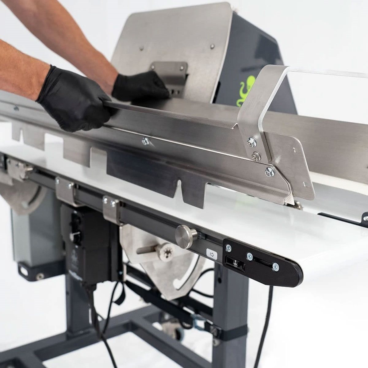 Munch Machine Conveyor Single Bucker Rolling to the Right